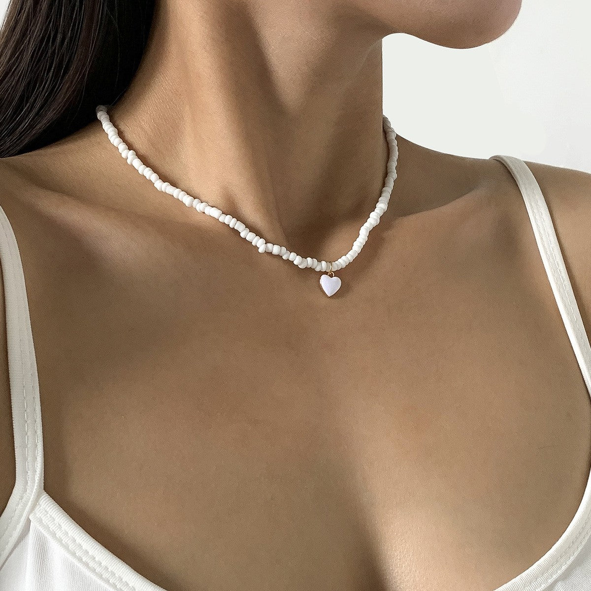 Collana con ciondolo a cuore in lega smaltata in stile fattoria minimalista da donna con design monostrato di perline colorate