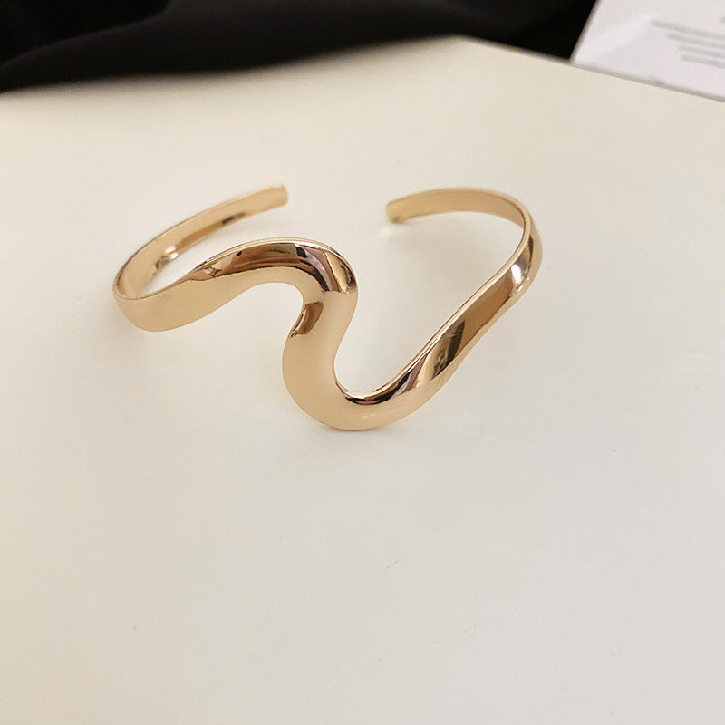 Pulsera Minimalista de Lujo Ondulada en Aleación con Acabado Galvanizado para Mujer, Elegante Diseño con Textura de Luz Acuática