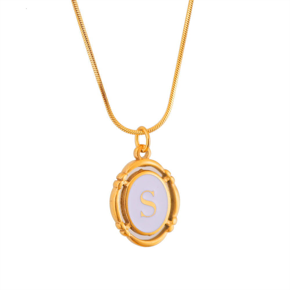 Collana con Pendente Ovale Minimalista a Forma di Lettera in Acciaio al Titanio Placcato Oro con Finitura Smaltata Unisex