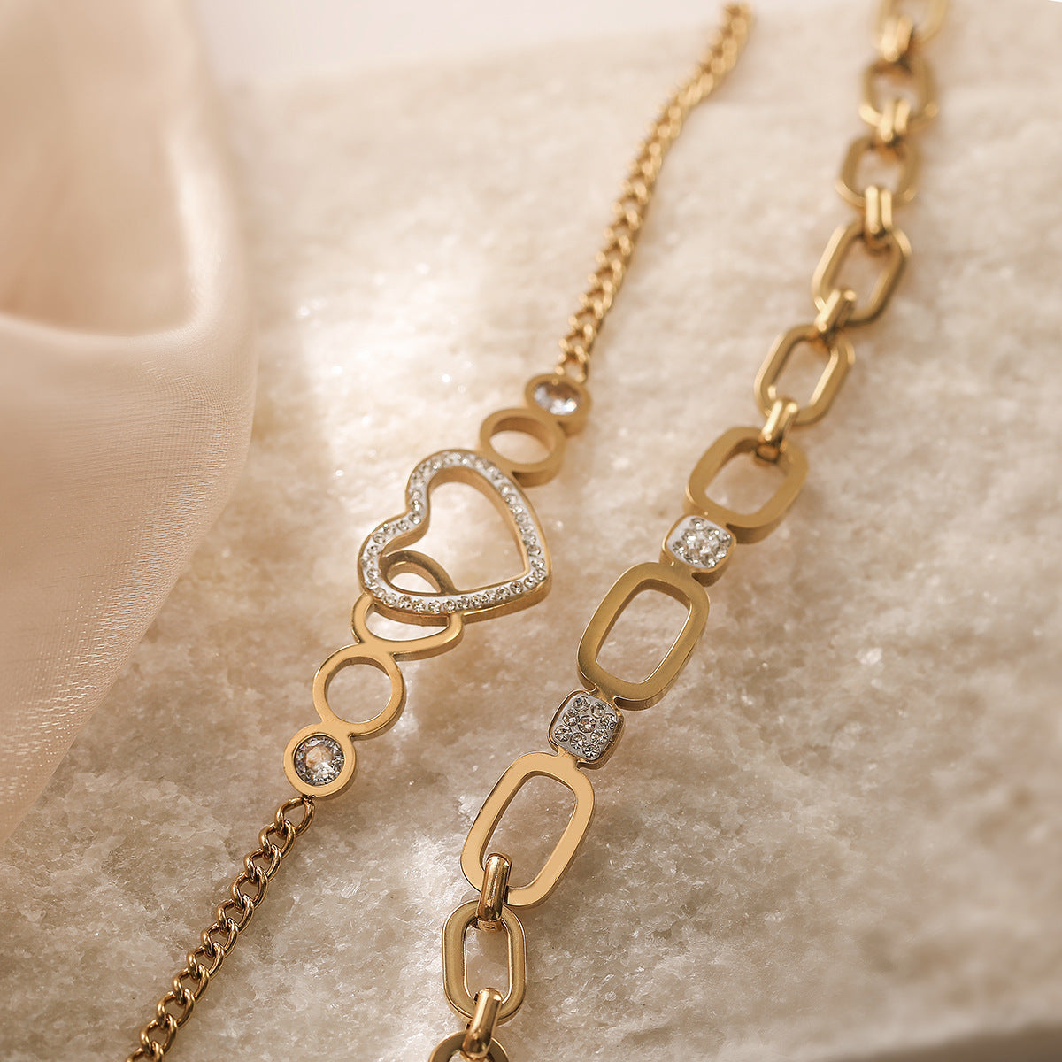 Bracciale da donna in acciaio inossidabile placcato oro 18K con zirconi incastonati a forma di cuore geometrico minimalista