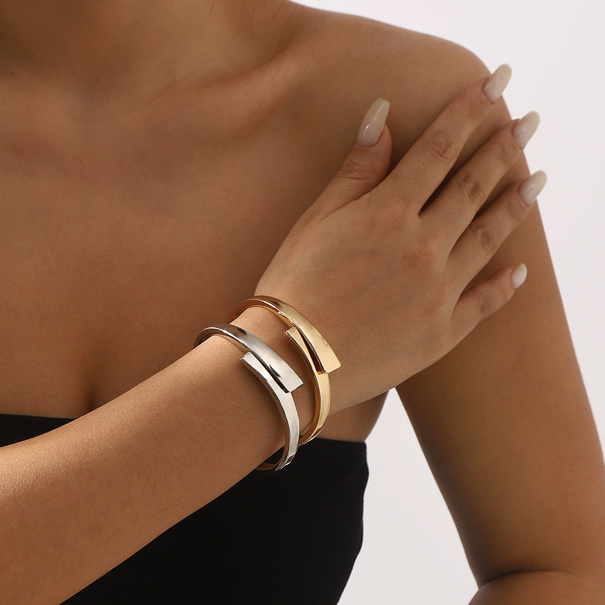 Bracciale Geometrico Minimalista in Lega da Donna con Design a Molla e Finitura Placcata