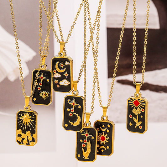 Collar con colgante de tarot vintage para mujer con diseño de relieve 3D en acero de titanio con acabado chapado