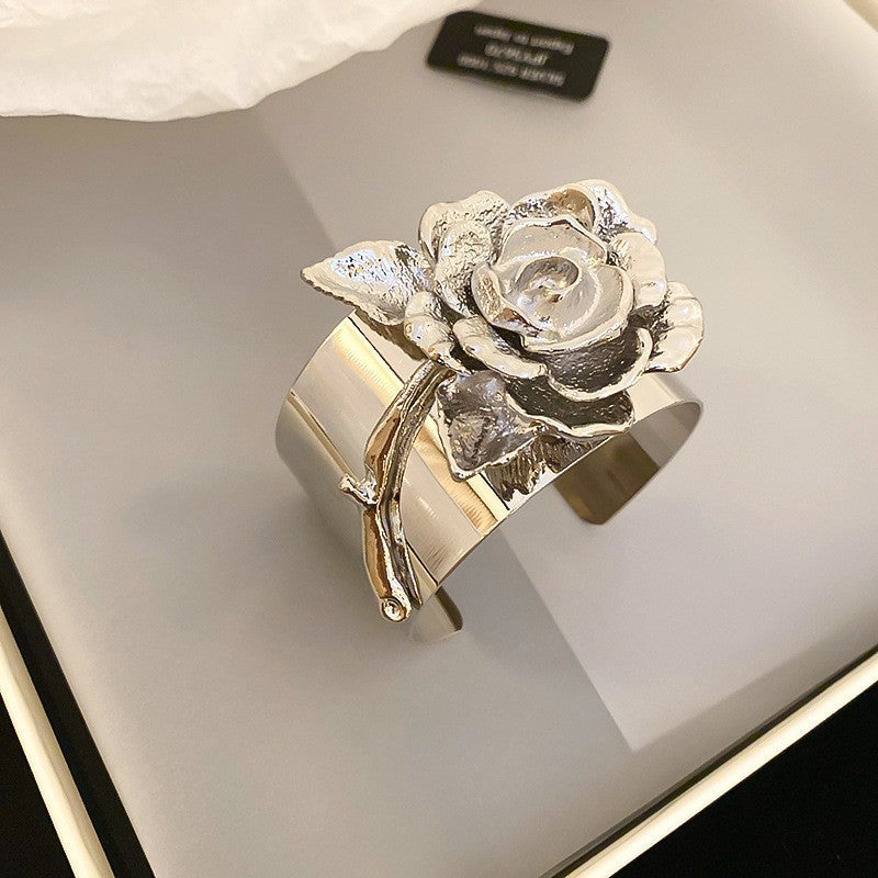 Bracciale a manetta in metallo elegante e robusto con finitura placcata, forma geometrica rotonda, accessorio di lusso alla moda per pendolari