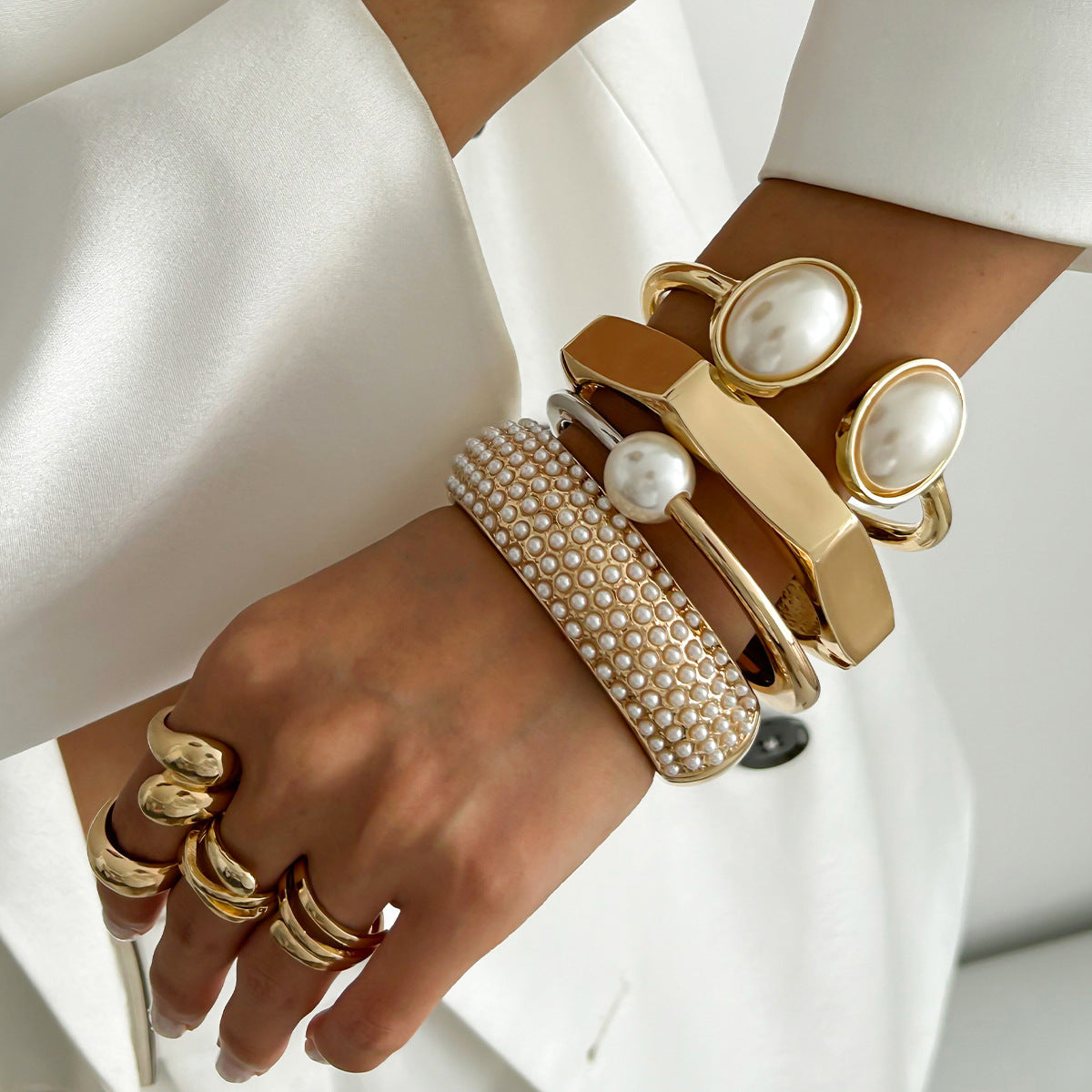 Pulsera minimalista geométrica de aleación para mujer con detalles de perlas de imitación y cierre de resorte