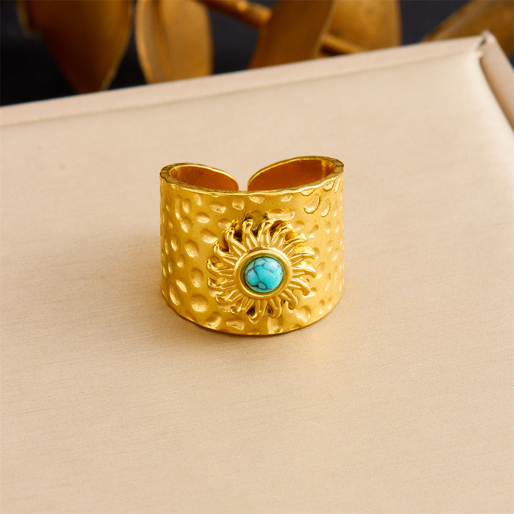 Anillo de acero inoxidable geométrico de estilo vintage con baño de oro de 18 quilates y detalle de corazón asimétrico para mujer