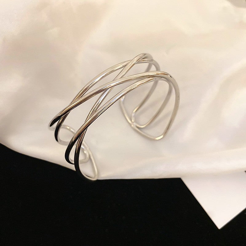 Bracciale a manetta in metallo elegante e robusto con finitura placcata, forma geometrica rotonda, accessorio di lusso alla moda per pendolari