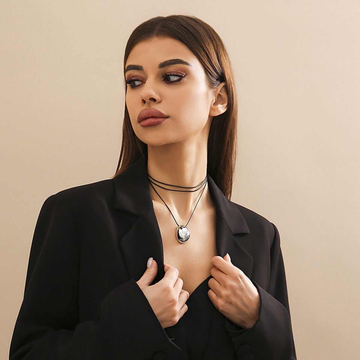 Collana girocollo pendente ovale geometrica dolce e audace con design a strati annodati e dettagli a catena