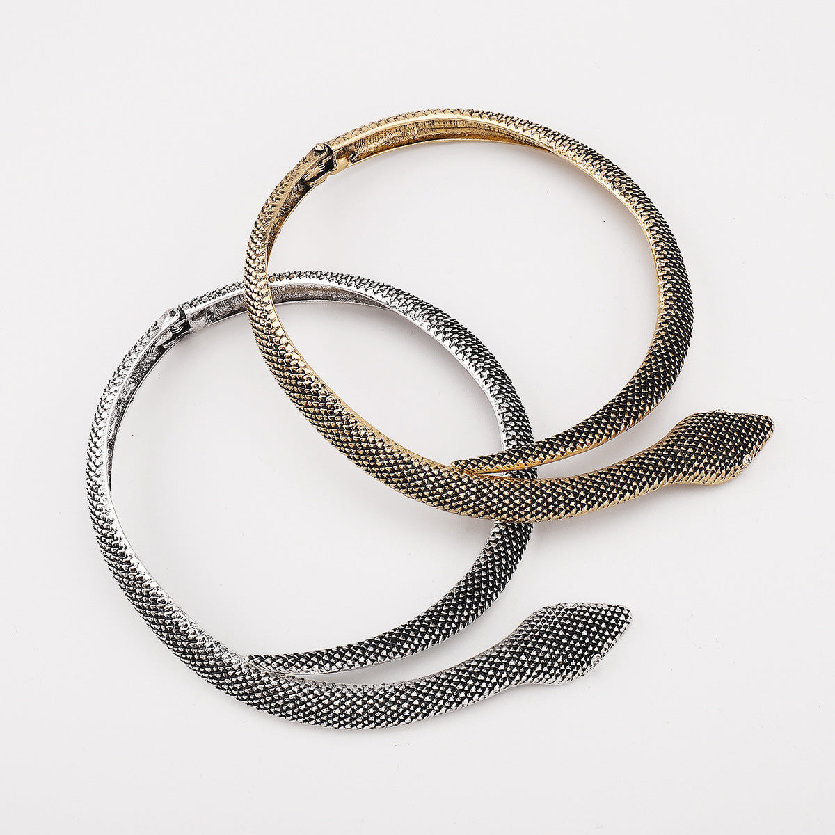 Gargantilla de aleación con forma de serpiente de estilo vintage para mujer con diseño industrial y acabado metálico