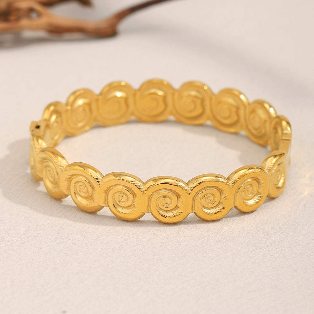Bracciale da donna in acciaio inossidabile placcato oro 18 carati a forma di conchiglia, stile minimalista