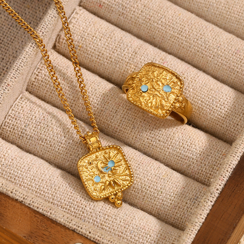 Collana con Pendente Minimalista Geometrico a Stella e Sole in Acciaio Inossidabile con Placcatura in Oro 18K e Dettagli in Smalto per Donna
