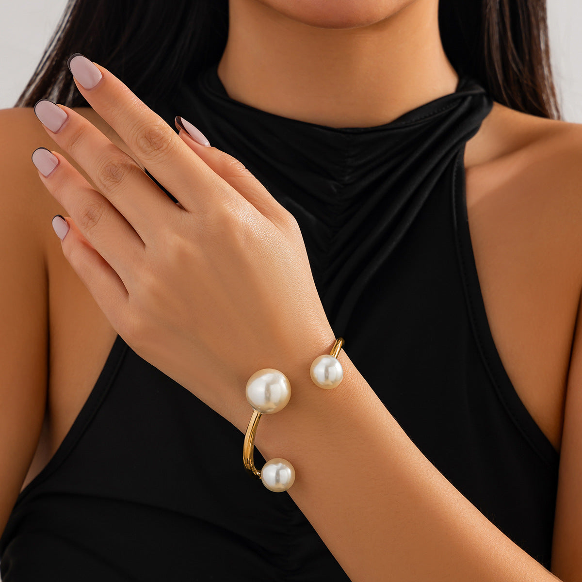 Pulsera de aleación con acabado galvanizado y detalles perlados, diseño geométrico retro de líneas irregulares y abertura de muelle
