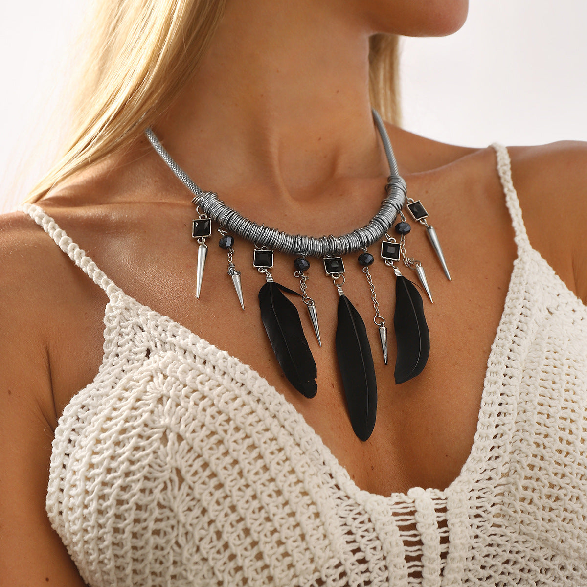 Collar con colgante de pluma estilo étnico vintage para mujer, con construcción de aleación de zinc y acabado chapado en cadena estándar
