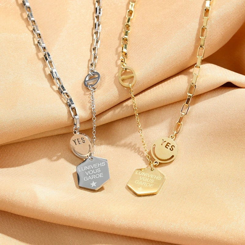 Collana Minimalista Esagonale con Lettere Sorriso da Donna in Acciaio al Titanio con Placcatura in Oro 14K su Catena a O