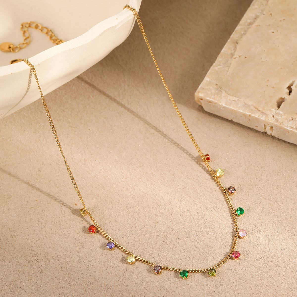Collana da donna alla moda placcata in acciaio inossidabile con motivo geometrico, ciondolo a zircone colorato e dettagli a frange
