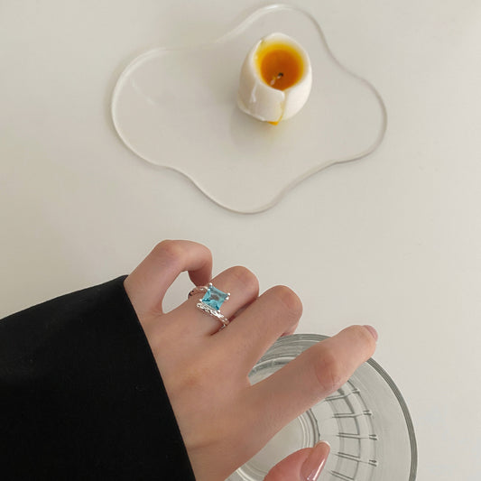 Anillo abierto geométrico minimalista de plata de ley 925 con circonita cúbica azul y acabado chapado