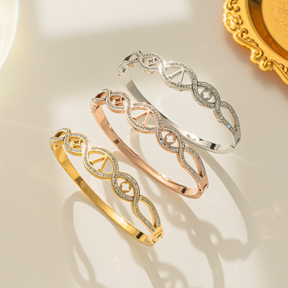Bracciale da donna in acciaio al titanio a forma di V con trifoglio alla moda e finitura placcata