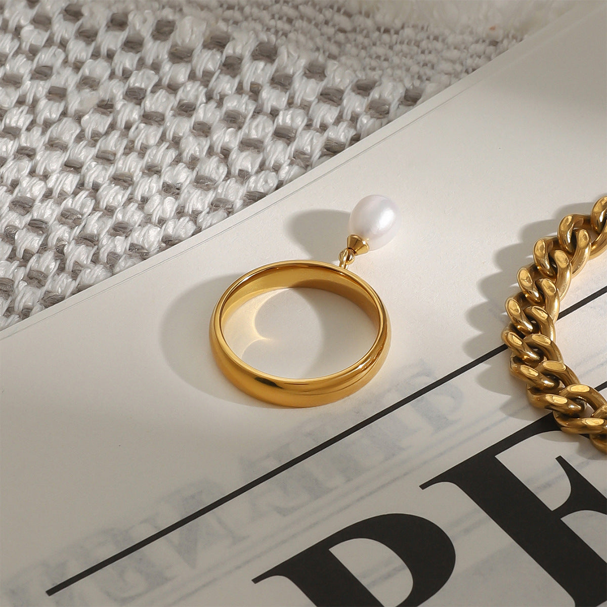Anello geometrico minimalista in acciaio inossidabile con intarsio di perle da donna, accessorio di lusso elettroplaccato alla moda