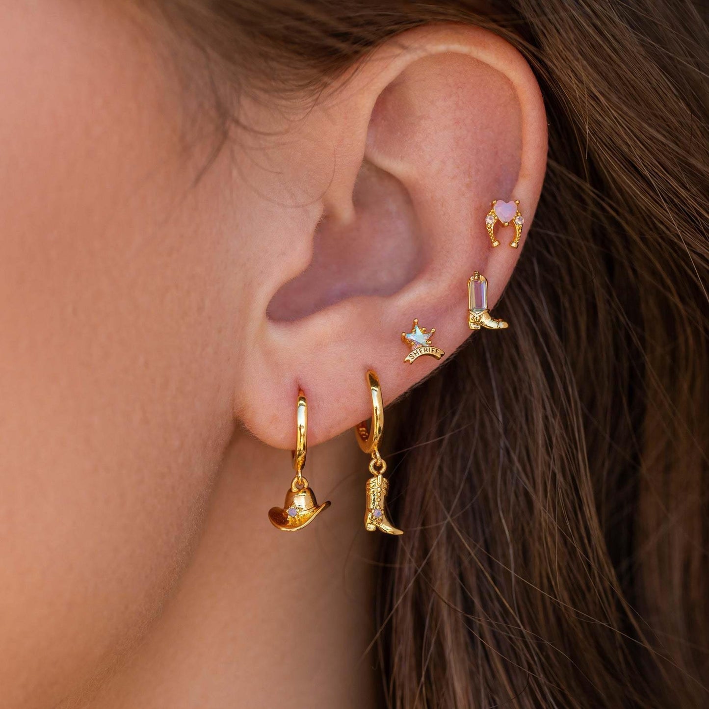 Aretes de Cobre Bañados en Oro Estilo Geométrico con Motivo de Botas y Sombrero de Vaquero