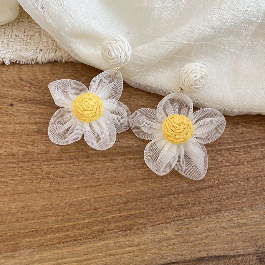 Orecchini floreali freschi e dolci con fiori in tessuto e perni in acciaio inossidabile da donna