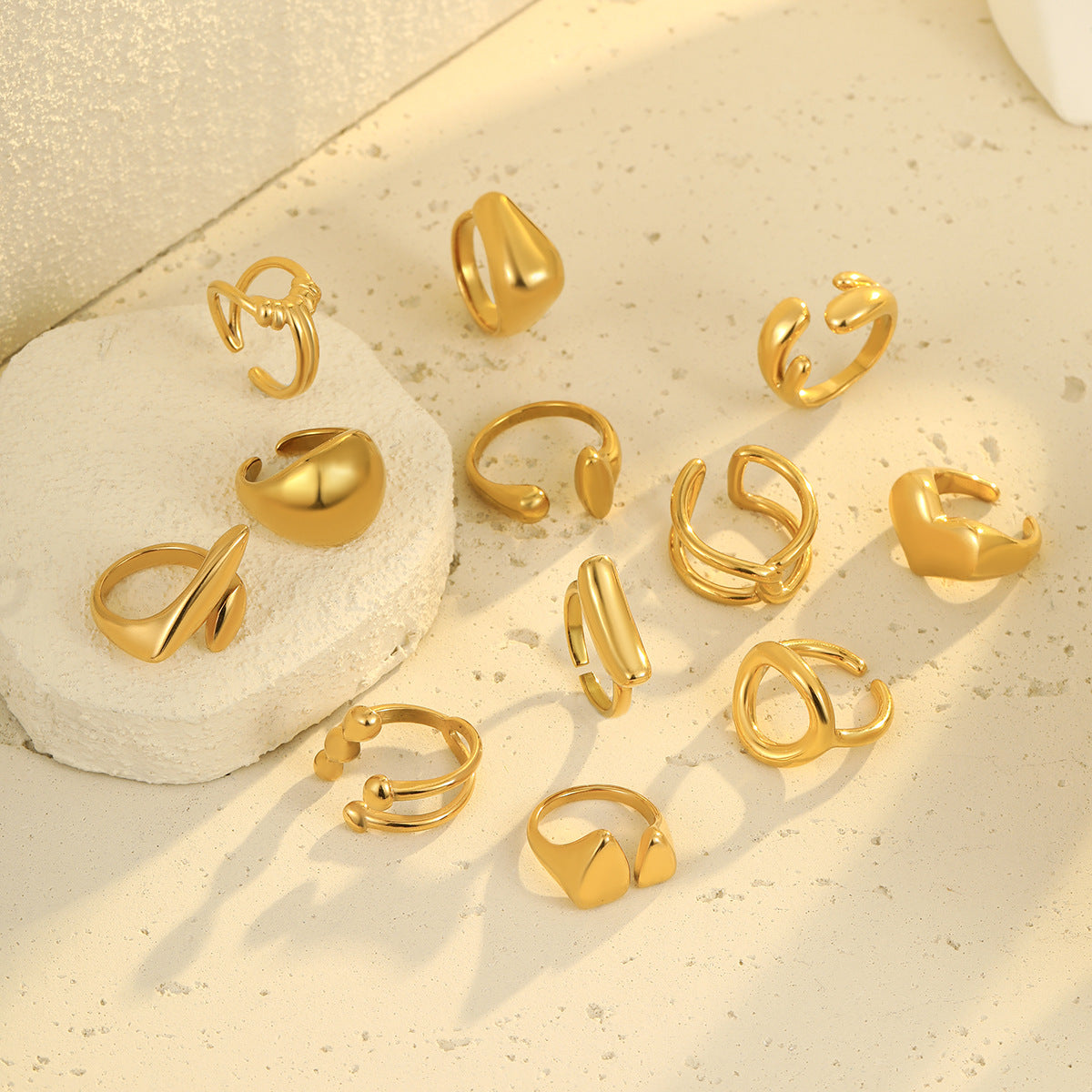 Anello Minimalista Geometrico da Donna in Acciaio Inossidabile con Finitura Galvanica, Design a Fascia Aperta Regolabile