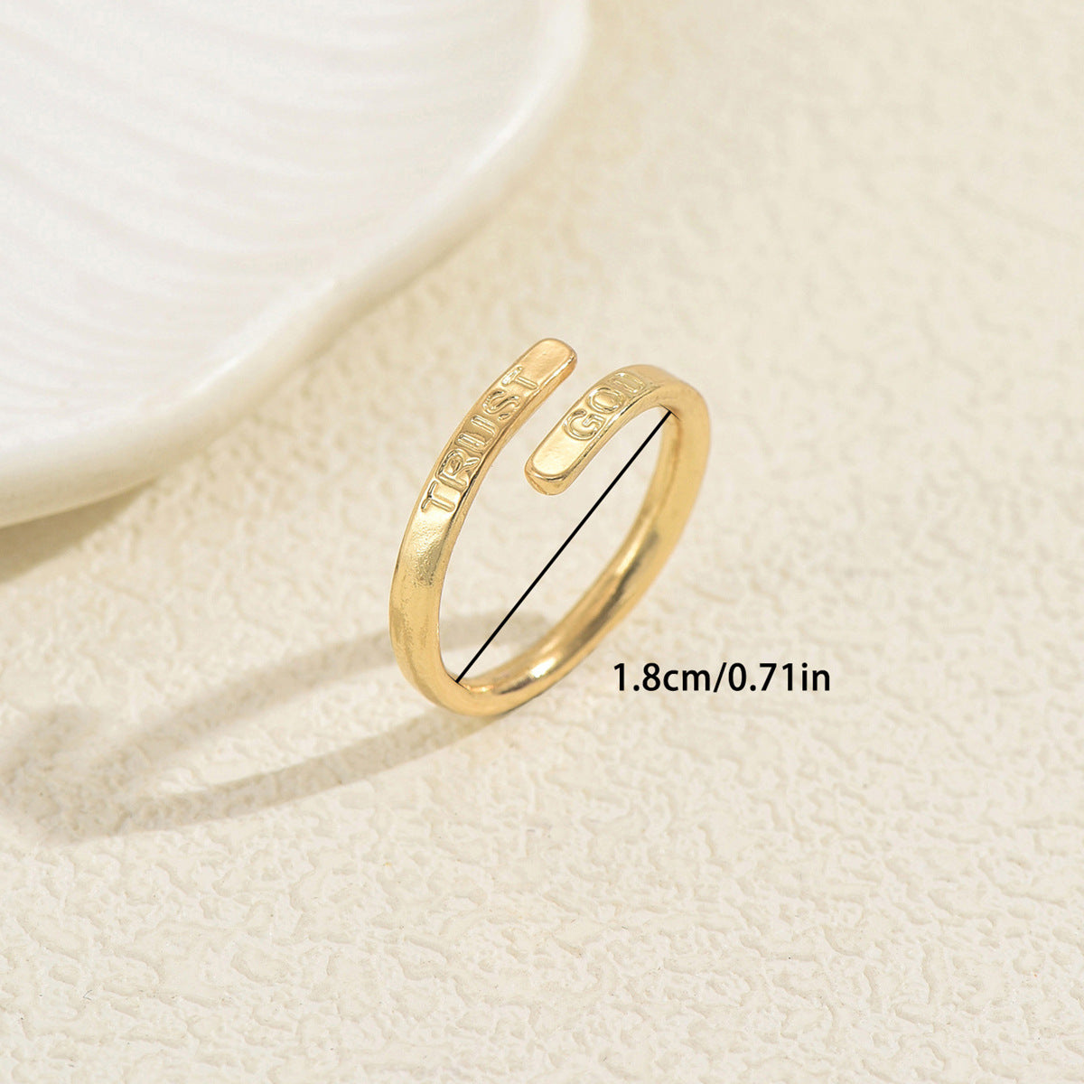 Anello regolabile geometrico minimalista con iniziale in lega di zinco e finitura placcata per donne e uomini