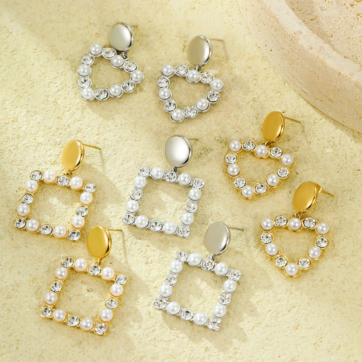 Orecchini a pendente a forma di cuore in acciaio inossidabile alla moda con intarsio di zirconi e perle, finitura placcata, eleganti gioielli per orecchie da donna