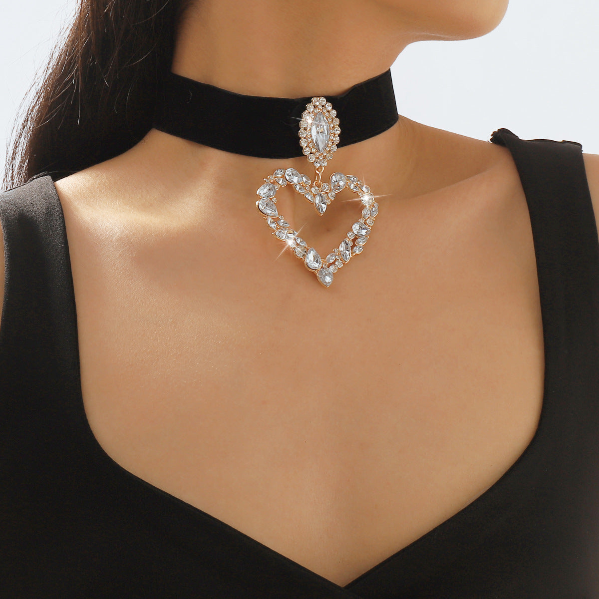Collana girocollo da donna in lega e tessuto intarsiata con strass a forma di cuore, stile dolce e grintoso