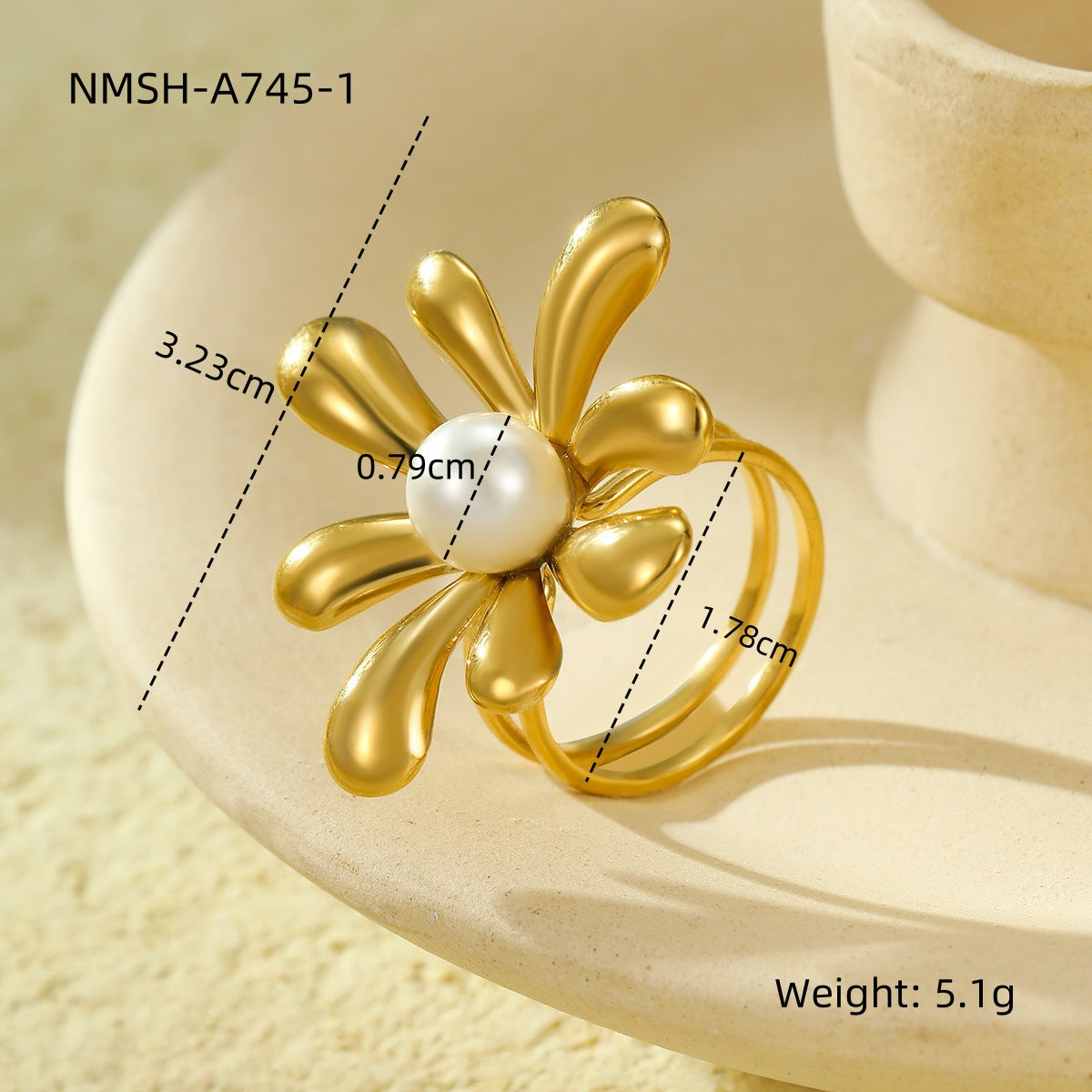 Anillo de Acero Inoxidable con Perlas y Flores de Estilo Lujoso para Mujer con Acabado Chapado y Banda Ajustable
