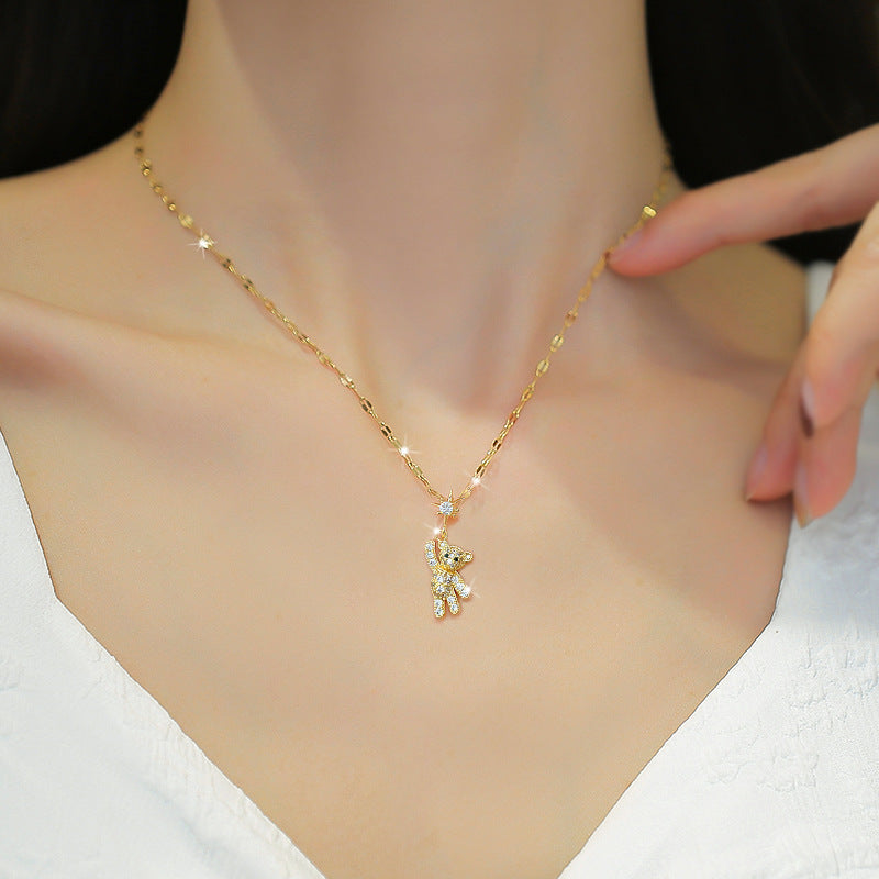 Collana da donna con orso geometrico di lusso intarsiato di strass in acciaio al titanio