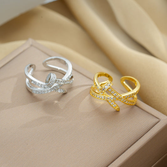 Anello aperto geometrico minimalista da donna in acciaio al titanio placcato oro con intarsio completo in zirconi