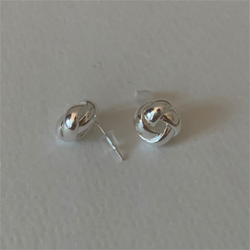 Pendientes minimalistas con letras geométricas bañados en plata de ley 925
