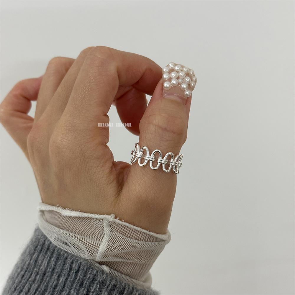 Anillo minimalista de plata de ley 925 con forma cuadrada y bordes geométricos para mujer