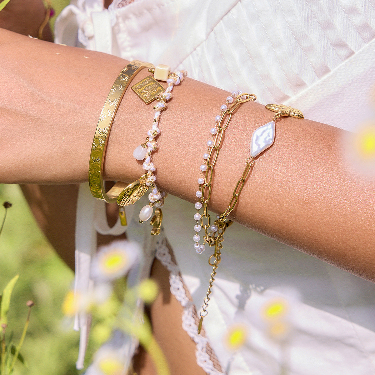 Pulsera Minimalista de Acero Inoxidable con Forma de Fruta, Perlas y Acabado Chapado para Mujer
