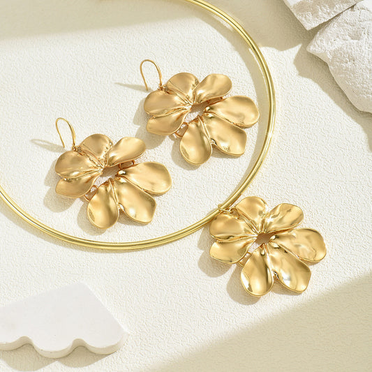 Fashionable Floral Pendant Necklace and Earrings Set for Women with Plated Copper Heart-Shaped Petal Design
