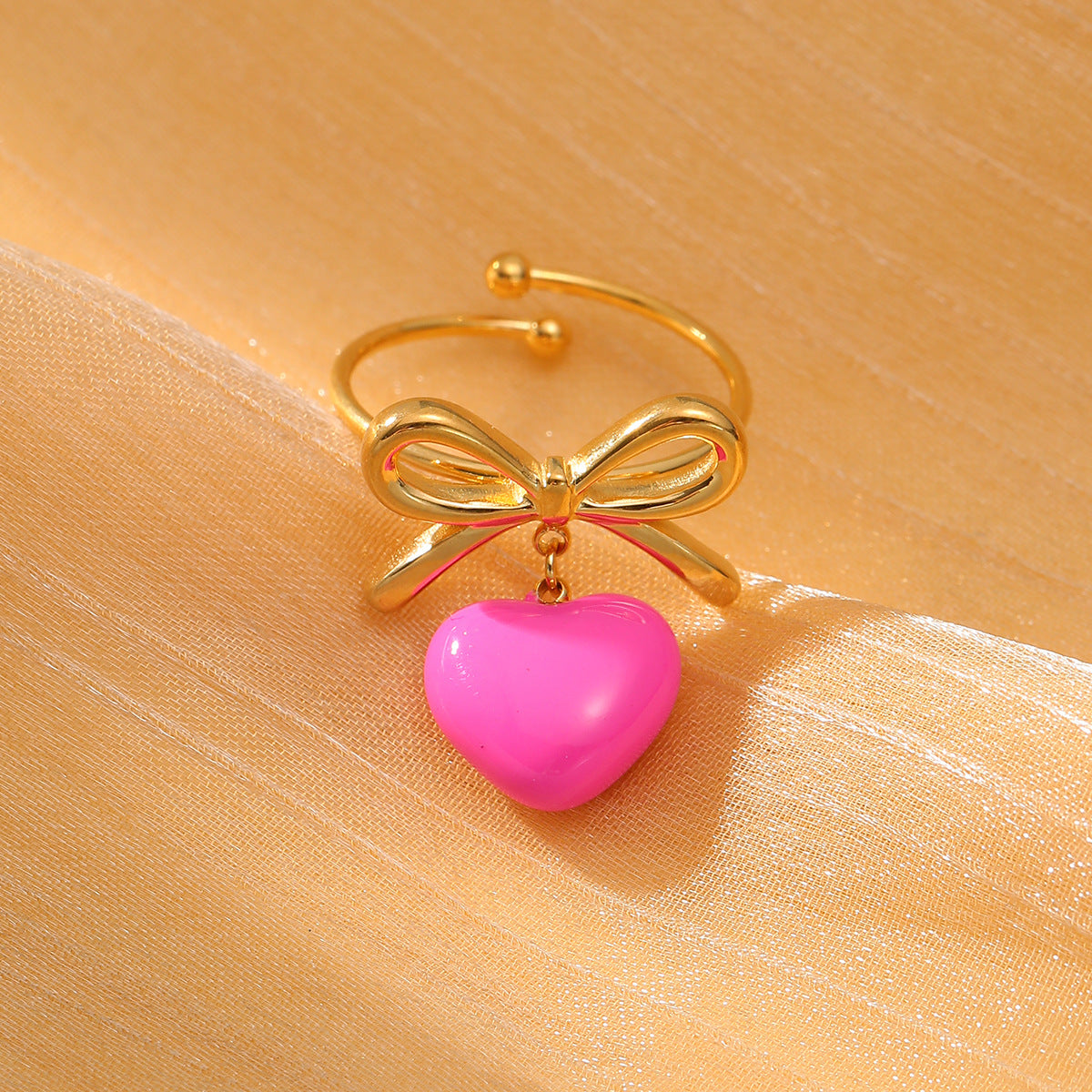 Anillo de acero de titanio de lujo minimalista en forma de corazón y lazo para mujer con acabado esmaltado y superficie chapada
