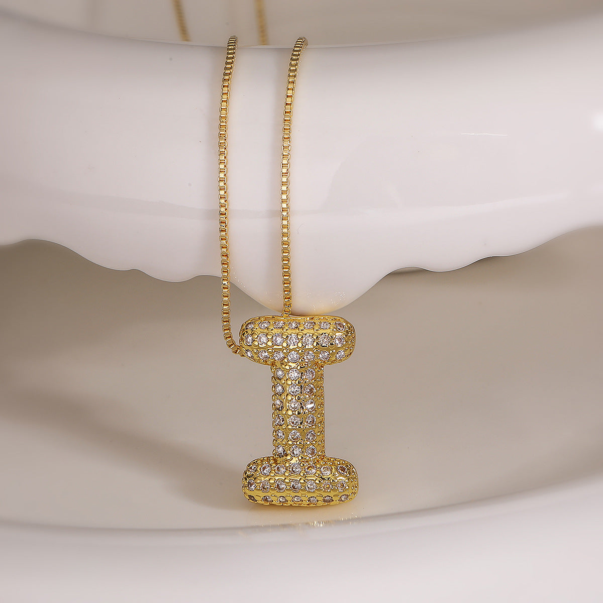 Collana con ciondolo a lettera geometrica minimalista da donna con intarsio in zircone in rame