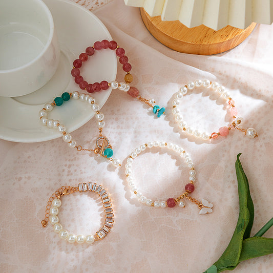 Pulsera turquesa con abalorios geométricos en forma de mariposa, estilo rústico floral, con detalles de microincrustaciones de cristal y banda elástica