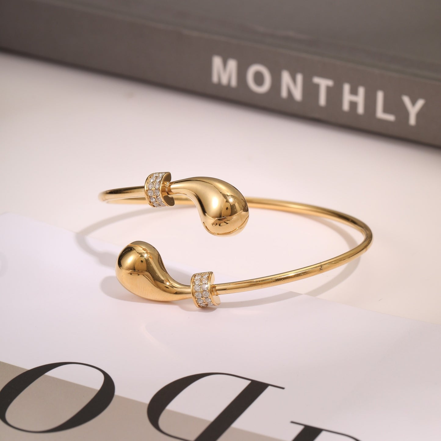 Fashionable Geometric Stainless Steel Cuff Bracelet with Plated Finish for Women