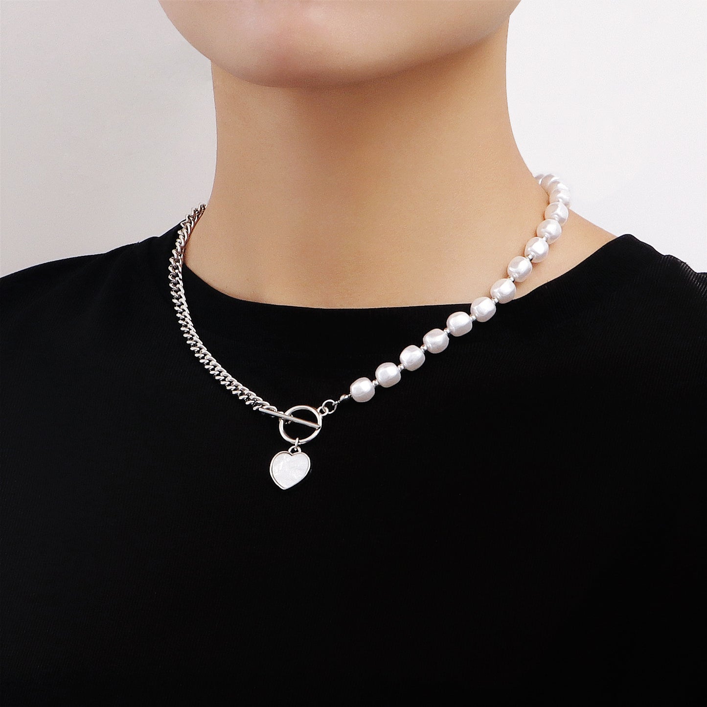Elegante collana a pendente minimalista a forma di cuore in lega con perline in madreperla e finitura placcata da donna