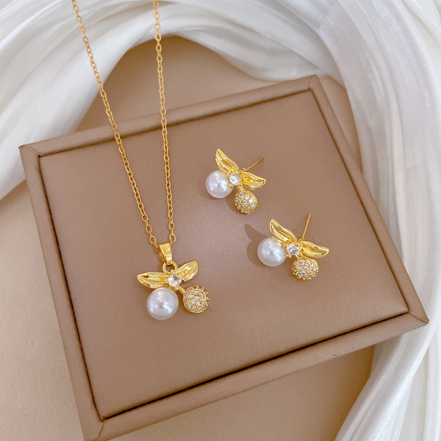 Set Minimalista di Collana e Orecchini a Ciliegia in Acciaio al Titanio con Intarsi di Strass da Donna