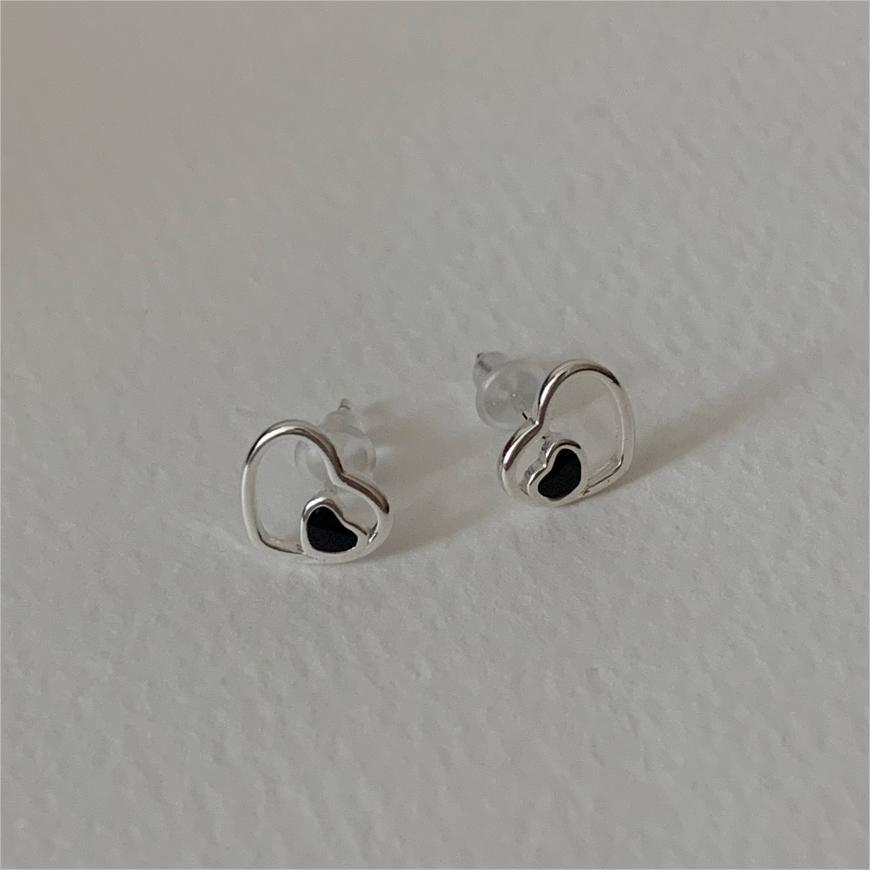 Pendientes minimalistas de botón con forma de corazón de plata de ley 925 con bordes biselados lisos y acabado mate
