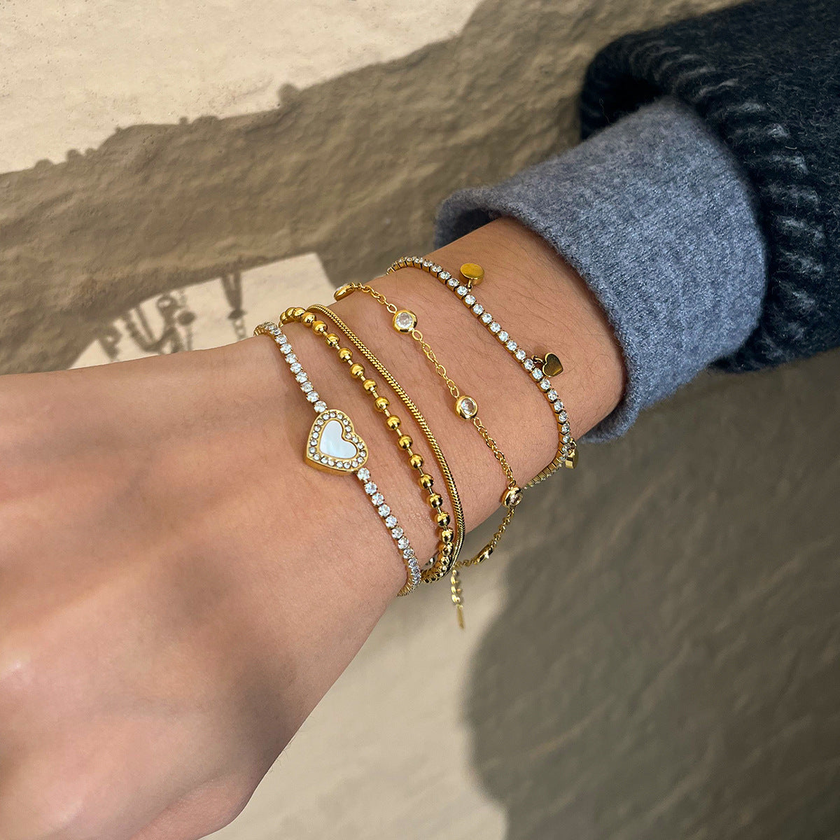 Bracciale Minimalista Geometrico in Acciaio Inossidabile Placcato per Donna con Accenti di Zircone Gioielli Ipoallergenici in Acciaio al Titanio