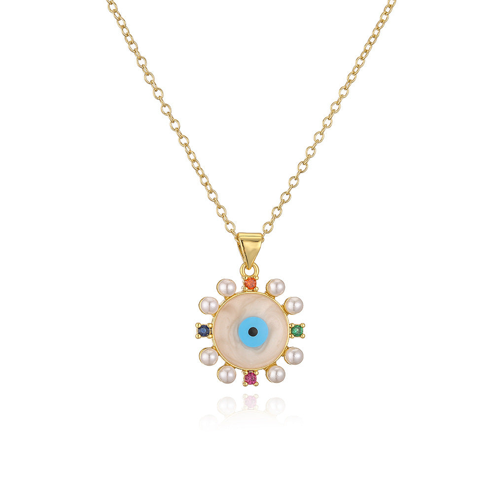 Collana con Pendente Occhio Turco Geometrico Stile INS da Donna con Base in Rame Placcata Oro 18K e Finitura a Smalto, Micro-Incastonata con Zirconi e Accenti di Perle