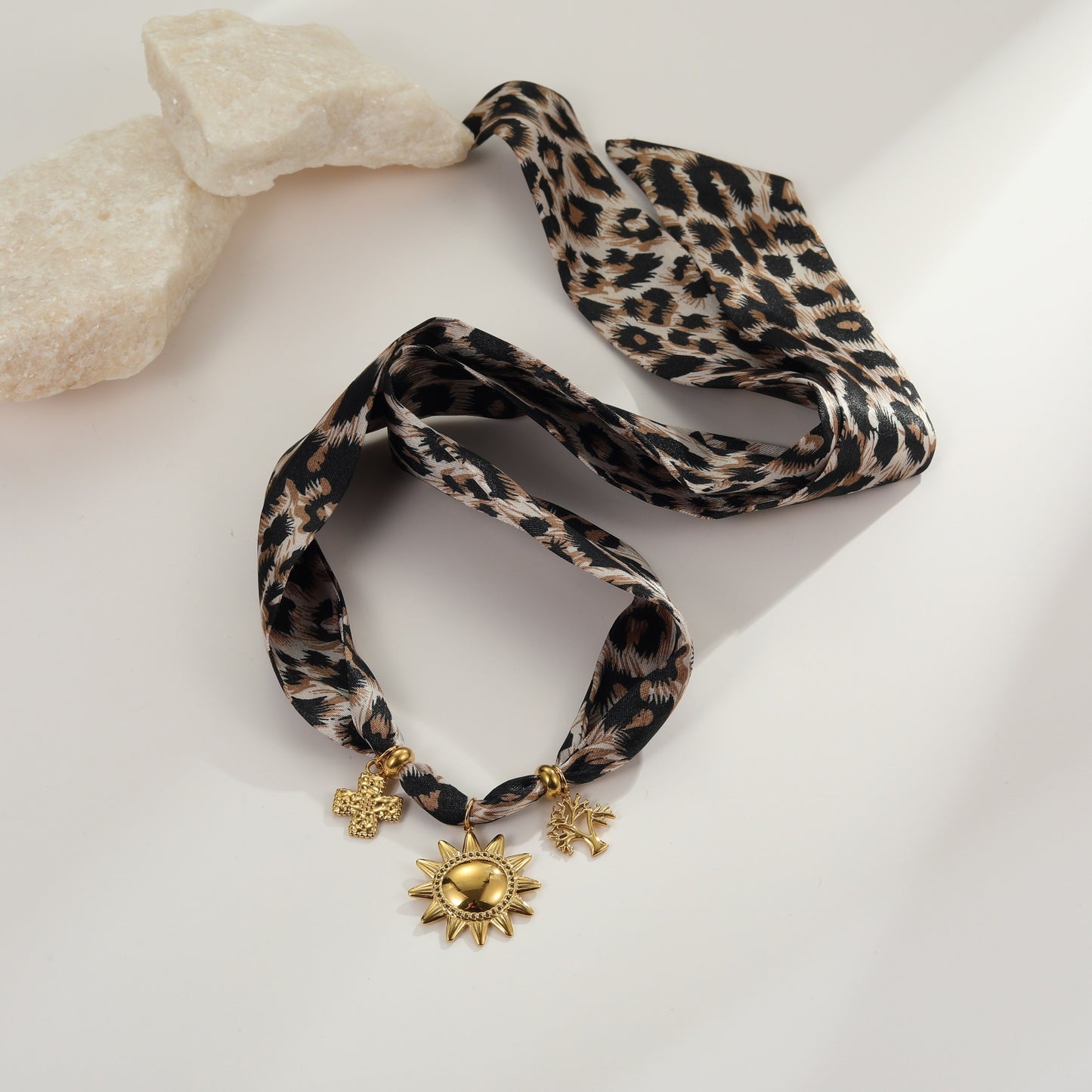 Collar con colgante de sol de acero inoxidable inspirado en un pañuelo de seda de leopardo de moda para mujer, con diseño geométrico y acabado galvanizado
