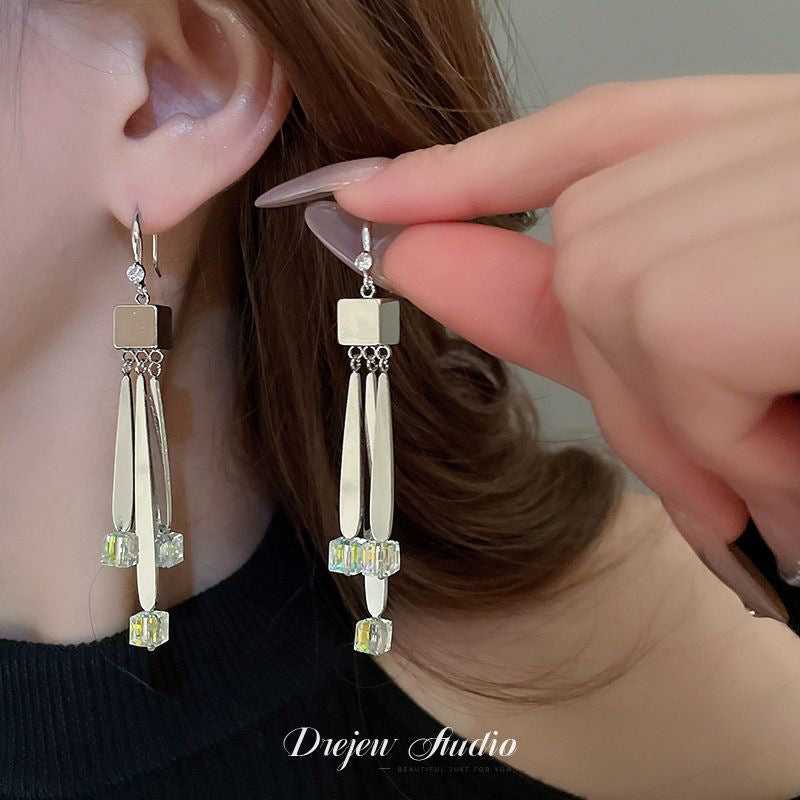 Orecchini a Nappa Geometrici Minimalisti in Metallo Placcato con Perni in Argento Sterling