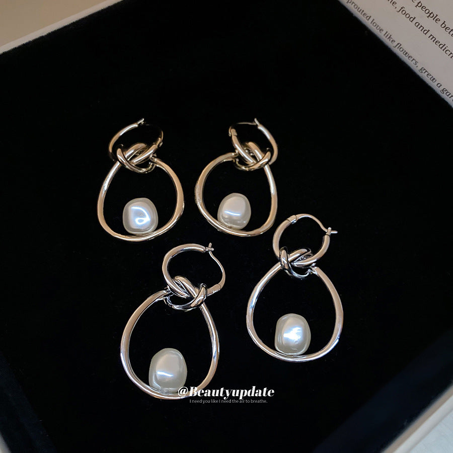 Orecchini a perno con perla irregolare minimalista e design geometrico, perni in acciaio galvanizzato, gioielli da donna stile lussuoso
