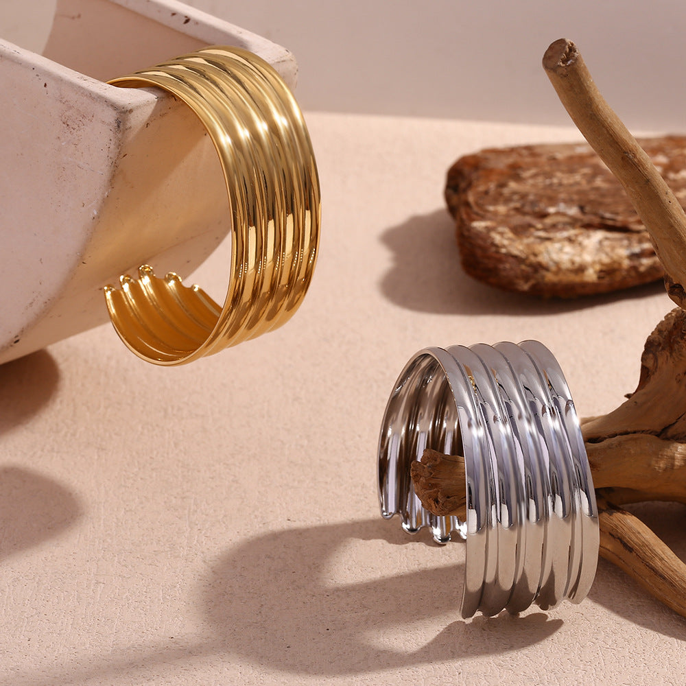 Brazalete Abierto Ancho de Acero Inoxidable con Chapado en Oro de 18K para Mujer, Estilo Minimalista