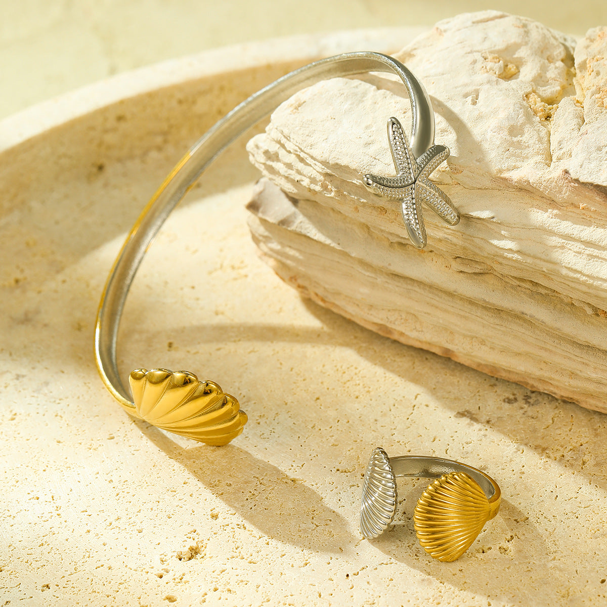 Juego de pulsera y anillo abierto de acero titanio minimalista, inspirado en el océano, con diseño de estrella de mar y vieira con baño de oro.