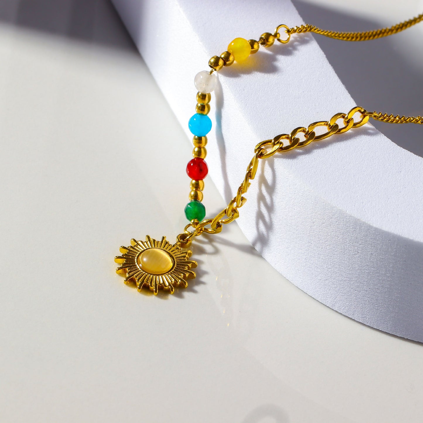 Collana pendente minimalista a forma di sole da donna in acciaio al titanio con placcatura in oro 18 carati e intarsio in pietra occhio di gatto