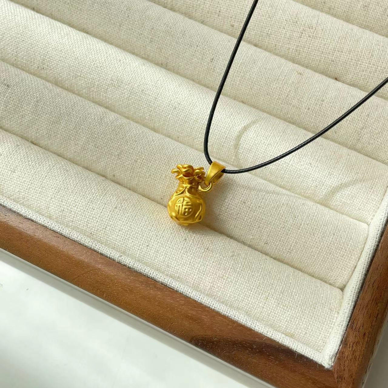 Collana con ciondolo a baccello di loto e zucca in stile etnico da donna con charm in rame placcato oro, dettaglio nappa, catena in cordino nero